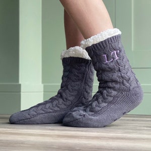 Personalisierte Zopfmuster Slipper Socken mit flauschigem Sherpa Futter und Gummisohlen, Monogramm Slipper Socken, Damen Slipper, Loungewear