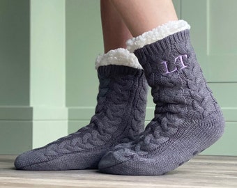 Personalisierte Zopfmuster Slipper Socken mit flauschigem Sherpa Futter und Gummisohlen, Monogramm Slipper Socken, Damen Slipper, Loungewear