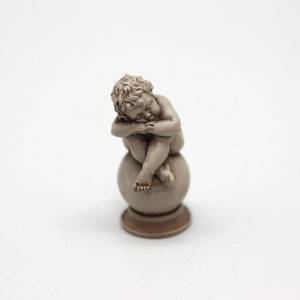 3000-18 Puppenhausminiatur (unbemalt) Statue Skulptur eines schlafenden Engels 1:12