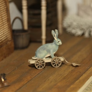 1128 Kit Dollhouse Miniature Pull Wózek niebieski Królik 1:12