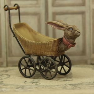3000-247 Puppenstube Puppenhaus Miniatur (unbemalte) Kinderwagen/Buggy mit Hasenkopf (Baby- oder Puppenwagen) 1:12