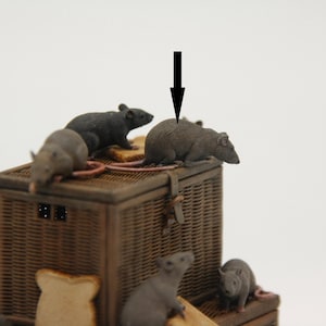 3000-155 Puppenhaus Miniatur Tiere (Unbemalte) Ratte schaut nach unten 1:12
