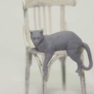 3000-91 Puppenhaus-Miniaturkatze, die über einer Kante hängt (unbemalt) 1:12