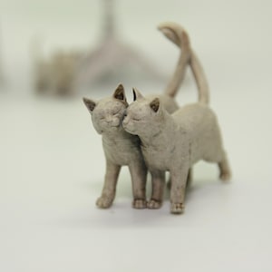 3000-108 Puppenhaus Miniatur (unbemalte, polyresin) Zwei Katzen, die zusammen kuscheln 1:12