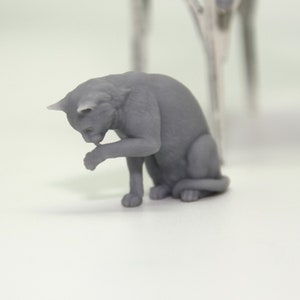3000-94 Puppenhaus-Miniaturkatze, leckende Vorderpfote (unbemalt) 1:12
