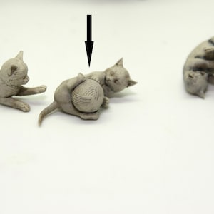 3000-99 Puppenhausminiatur (unbemalt) Kätzchen spielt mit einem Wollknäuel 1:12