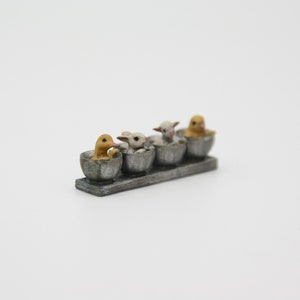 3000-2 Puppenhaus Miniatur Osterdekoration aus 4 Schalen mit einer Ente, einem Küken, einem Hasen und einem Lamm (unbemalt) 1:12