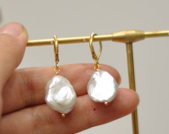 White baroque pearl earrings,freshwater pearl earrings,keshi pearl dangle earrings,lever back earrings,French earrings