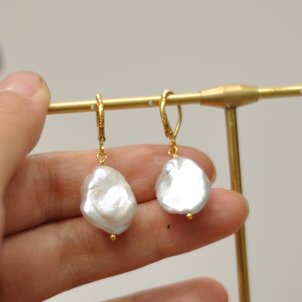 Fresh Water Pearl And Oval Moonstone Drop Earrings In Yellow Gold For Sale At - Foto 4