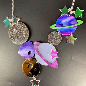 Galaxy-ketting, plastic sieraden, handgemaakte sieraden, statementketting, plexiglas sieraden, acrylsieraden, planeetketting