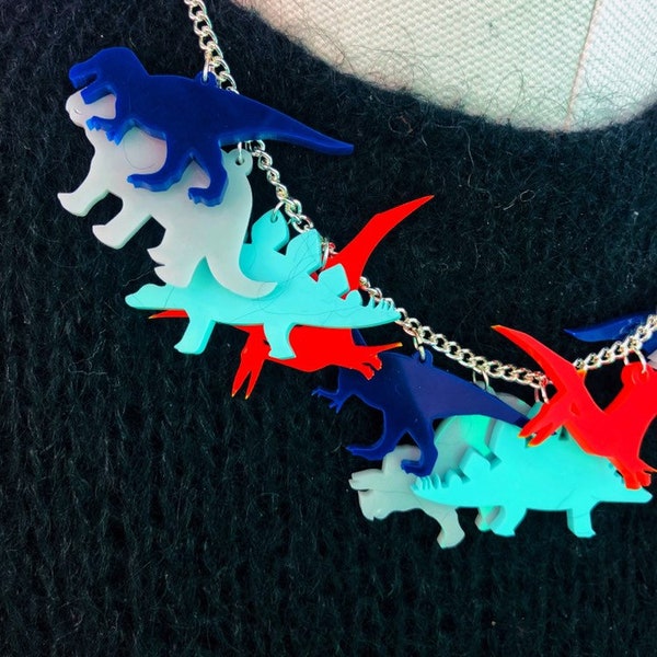 Dinosauriehalsband, plexiglassmycken, plexiglassmycken, plastsmycken, plastsmycken, handgjort, akrylsmycken, akrylhalsband