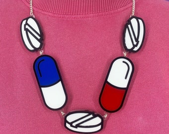 Naszyjnik Chill Pill, biżuteria plastikowa, naszyjnik akrylowy, biżuteria ręcznie robiona, biżuteria z wyrazistym wzorem, biżuteria cięta laserowo