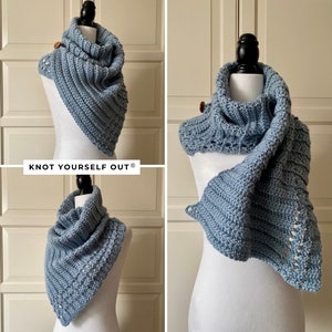 Könnte beinhalten: Ein hellblauer, gehäkelter Infinity-Schal mit einem Knotendesign. Der Schal wird auf einer weißen Schaufensterpuppe präsentiert. Der Text "KNOT YOURSELF OUT®" ist auf dem Bild zu sehen.