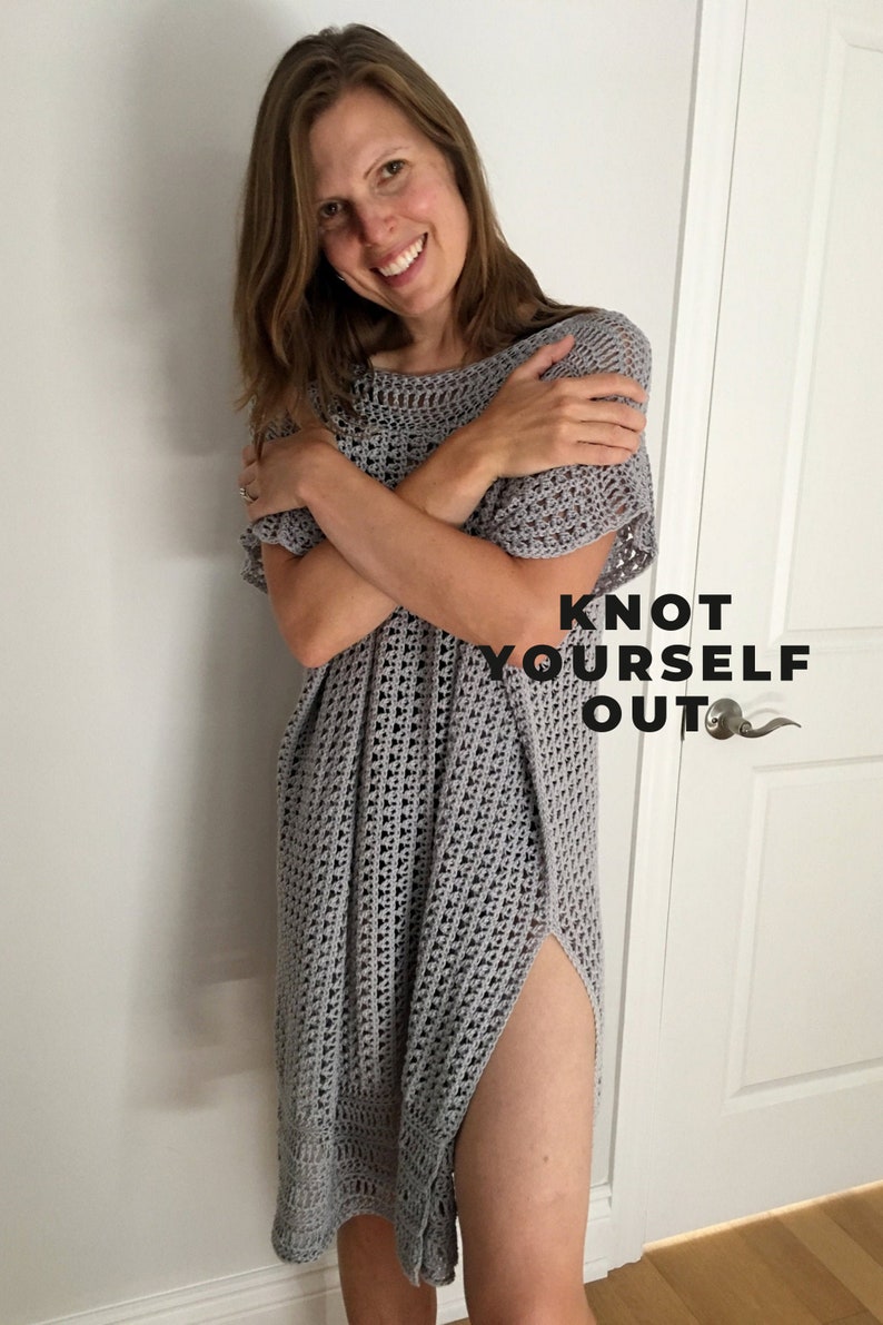 Puede incluir: Una mujer lleva un vestido de crochet gris con una abertura lateral. El vestido tiene un corte holgado y un estilo relajado. El texto "Knot Yourself Out" es visible en el vestido.