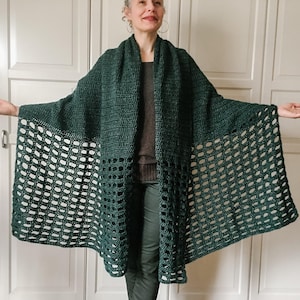 Puede incluir: Un juego de tres tazas de cerámica con un acabado mate moteado. Las tazas son de color crema, gris claro y gris oscuro. Cada taza tiene un diseño simple y minimalista y un asa redondeada.