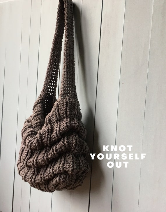 Help needed! I am absolutely new to crocheting. I've seen this bag on  Instagram and would like to crochet a bag like this for my girlfriend. Does  anyone know how this pattern