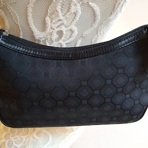 Schwarze Vintage Tasche Kurze Umhängetasche Schöner gemusterter Stoff Neuwertig 1980er Jahre