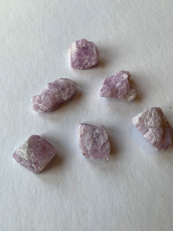 Stunning Raw KUNZITE Healing Gemstone// Kunzite// Healing Crystals//Small Raw Kunzite// Heart Chakra Stone// Stress Release// Purple Kunzite