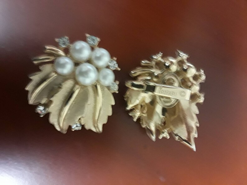 vintage jewelry Mint condition vintage Trafari womens jewelry like new brooch faux pearls crystals Trifari brooch and earring set