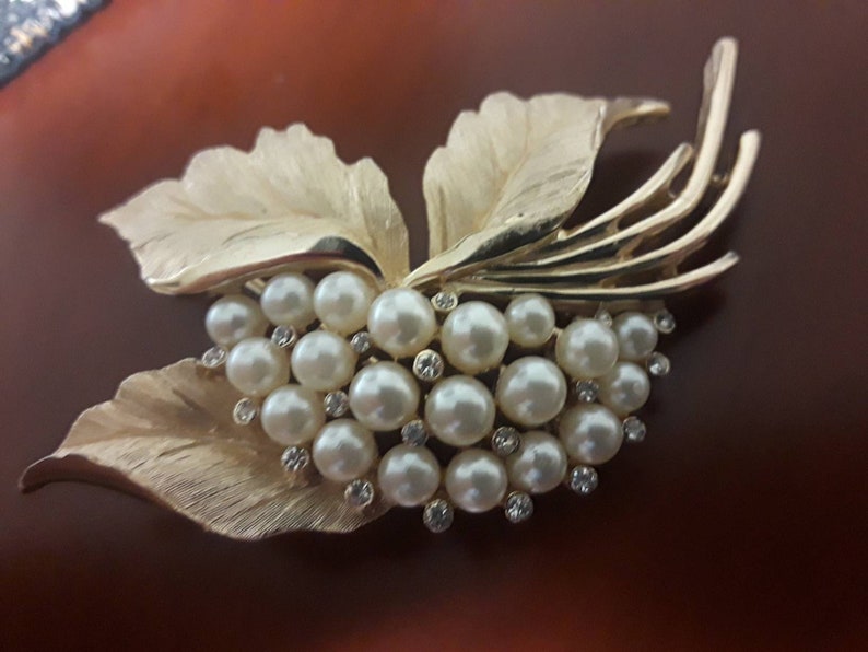 vintage jewelry Mint condition vintage Trafari womens jewelry like new brooch faux pearls crystals Trifari brooch and earring set