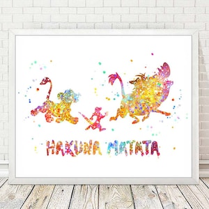 Può includere: Un dipinto ad acquerello di Simba, Timon e Pumbaa de Il Re Leone della Disney. I personaggi sono raffigurati in uno stile astratto e colorato con schizzi di vernice. Il testo "Hakuna Matata" è scritto sotto i personaggi.