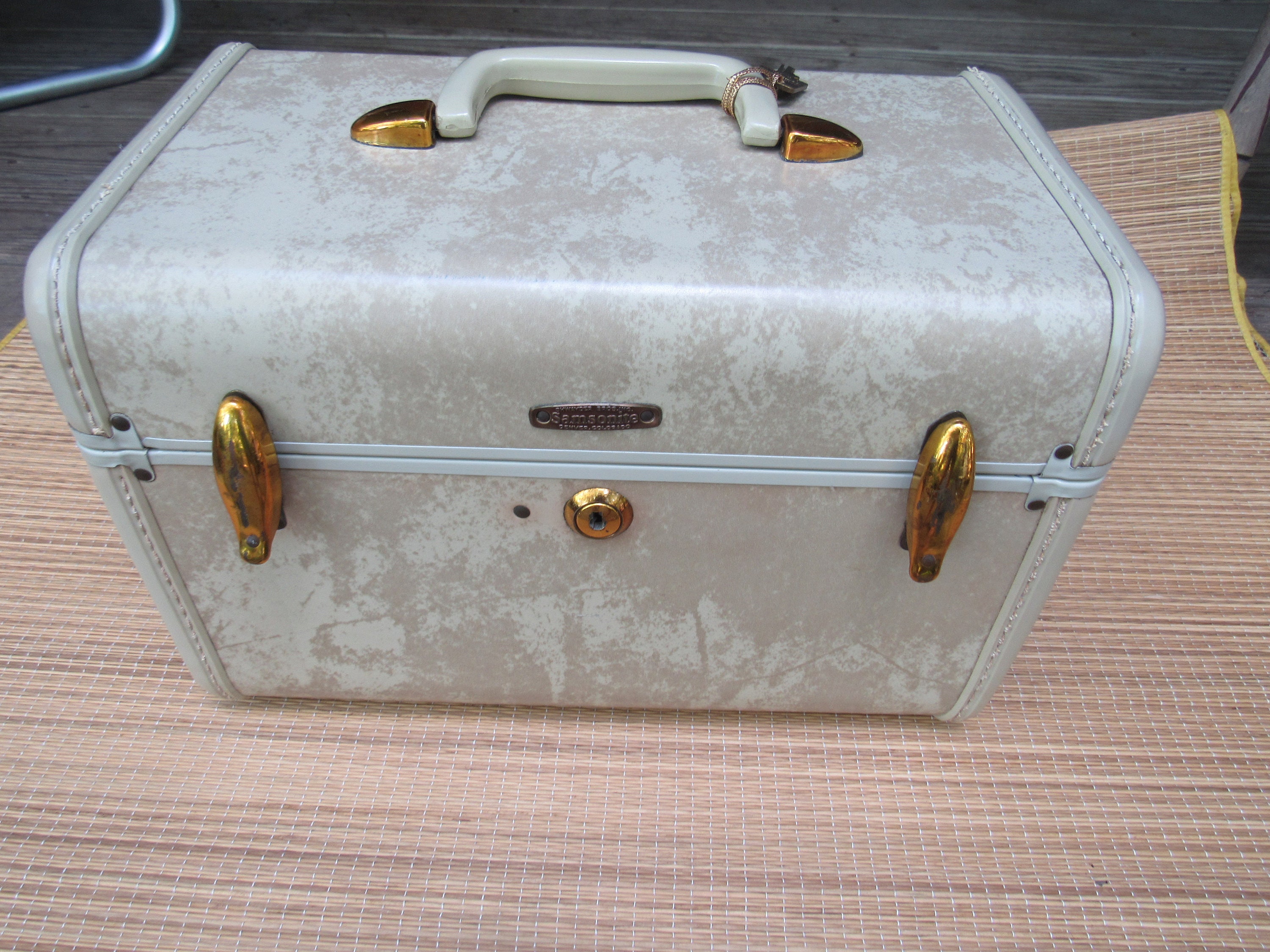 Source Vintage Locking Train Case for Cosmetics Storage Hat Carry