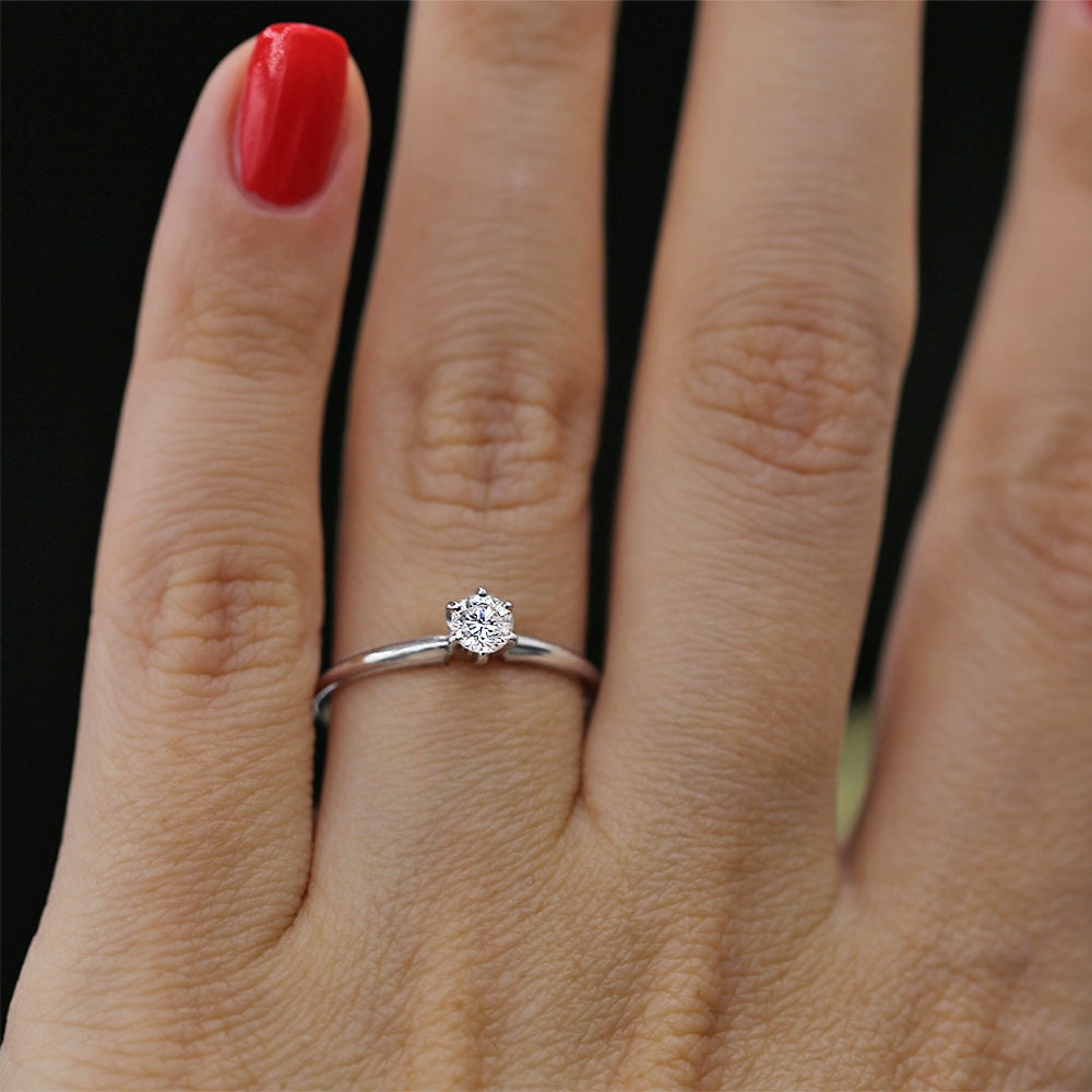 Кольцо с бриллиантом 3 карата на руке