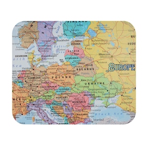 Puede incluir: Un mapa colorido de Europa, con países y ciudades, se muestra en una superficie cuadrada con esquinas redondeadas. El mapa incluye detalles geográficos, con etiquetas de texto para las principales ciudades y regiones.