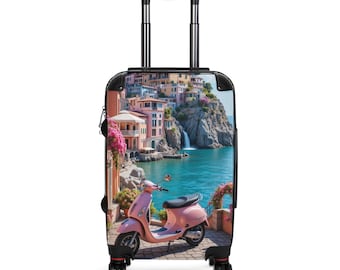 Maleta Vespa rosa junto al mar / Equipaje de viaje de la costa italiana
