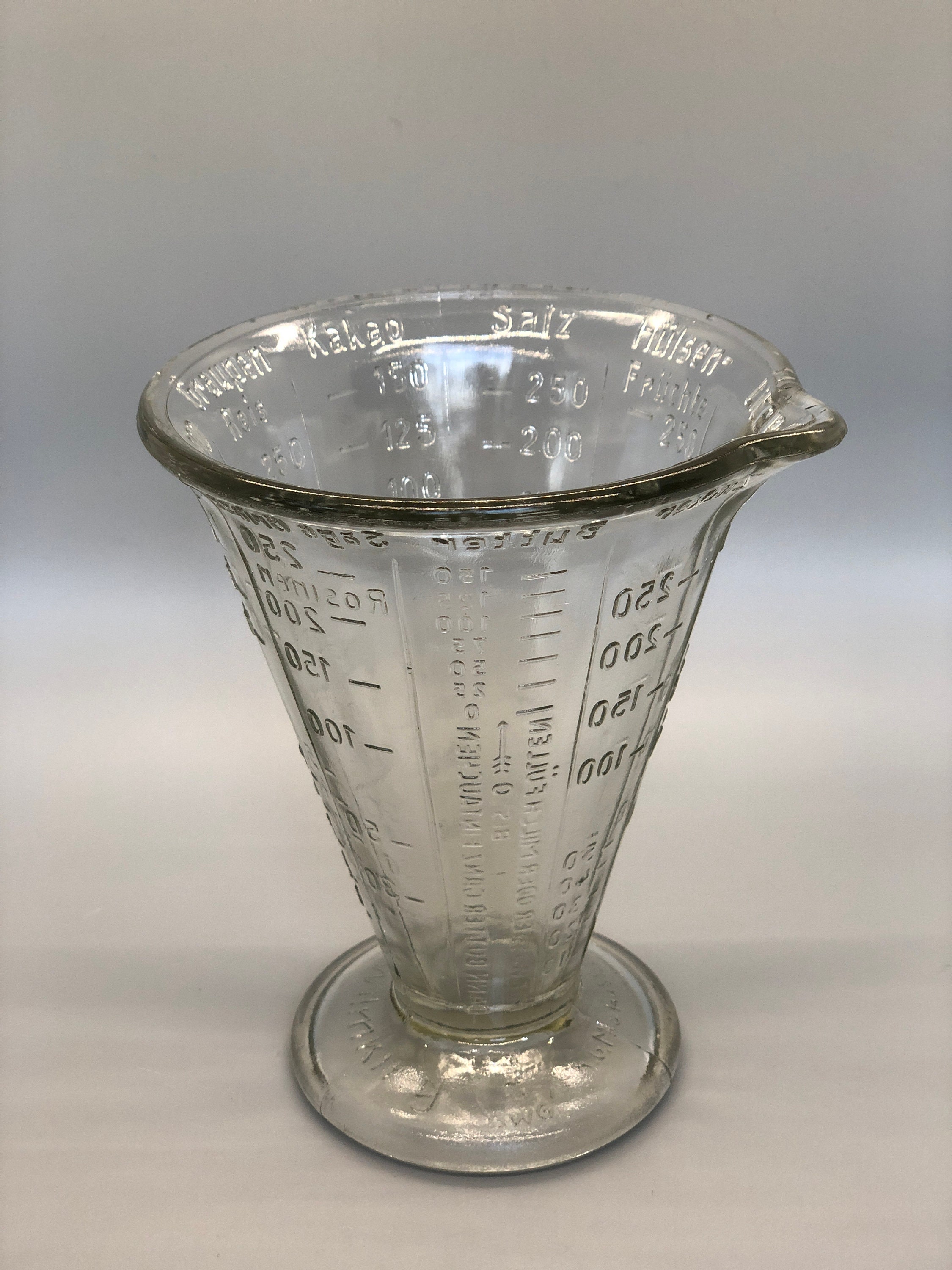 Alter Messbecher aus Glas, 1/2 Liter, Krug, Pressglas - .de