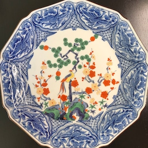 mooi negenhoekig bord in Kakiemon stijl *Aziatisch gestempeld