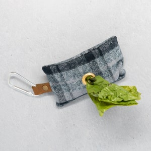 Dog Poop Bag Holder, Dog Waste Bag Dispenser, Sanitary Pouch, Dog Poop Bag Leash Attachment Accessory, Dog Puppy Gift