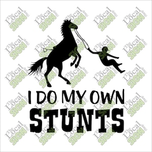Op de afbeelding: Zwarte en witte silhouet van een persoon die een stunt uitvoert op een opspringend paard. De tekst "I DO MY OWN STUNTS" staat onder de afbeelding.