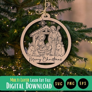 Può includere: Un ornamento natalizio in legno tagliato al laser raffigurante la scena della Natività, con Maria, Giuseppe, Gesù bambino e animali. L'ornamento è rotondo con una stella e le parole "Merry Christmas". La parte inferiore dell'immagine dice "Multi Layer Laser Cut File DIGITAL DOWNLOAD SVG PNG EPS".