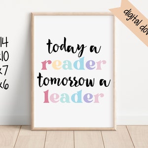Może przedstawiać: Drukowany projekt dekoracji ściennej z tekstem "today a reader tomorrow a leader" w czarnym, ozdobnym pismie. Słowa "reader" i "leader" są w kolorowych, prostokątnych literach w pastelowych kolorach.