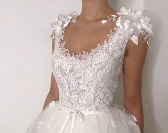 Vestido de novia de tul con encaje floral blanco, vestido de novia de manga corta con espalda abierta y flores 3D, vestido de novia de verano de fantasía romántica