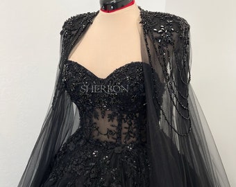 Schwarzes Gothic Kristallperlenkorsett mit floralen Perlenapplikationen Hochzeit Tüllkleid, elegantes Perlenalternivebrautskleid, langer schwarzer Umhang