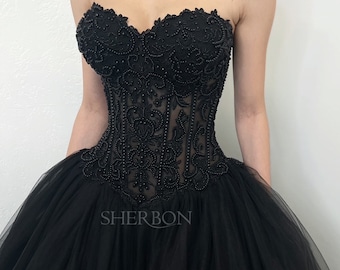 Schwarzes perlenbesetztes schieres Tropfen Taillen Korsett Brautkleid, alternative Braut Stickerei Kleid, baskische Taille Korsett Kleid