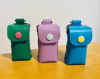 Bolsa para excrementos de perro de moda, bolsa de desechos de cuero sintético, regalo para amantes de los perros, correa acoplable, bolsa para excrementos de perro, accesorio para mascotas, soporte de vinilo para bolsas para excrementos de perro.