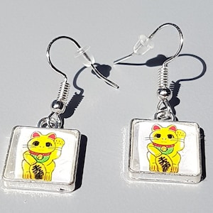 Waving Cat Cat Earrings 12 mm Maneki-neko, 招き猫 beckoning cat