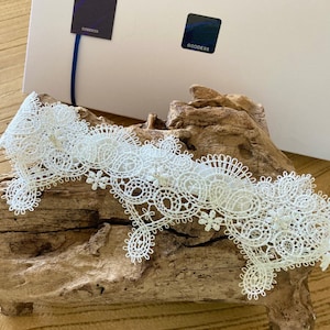 Wedding garter, unique light Ivory / off-white delicate Guipure lace with diamante trim XSmall to Large, gift box included