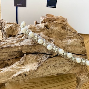 上質なアイボリーオーガンザのウェディングガーター、パールとディアマンテのディテール、ギフトボックス入り、ブライダルガーター