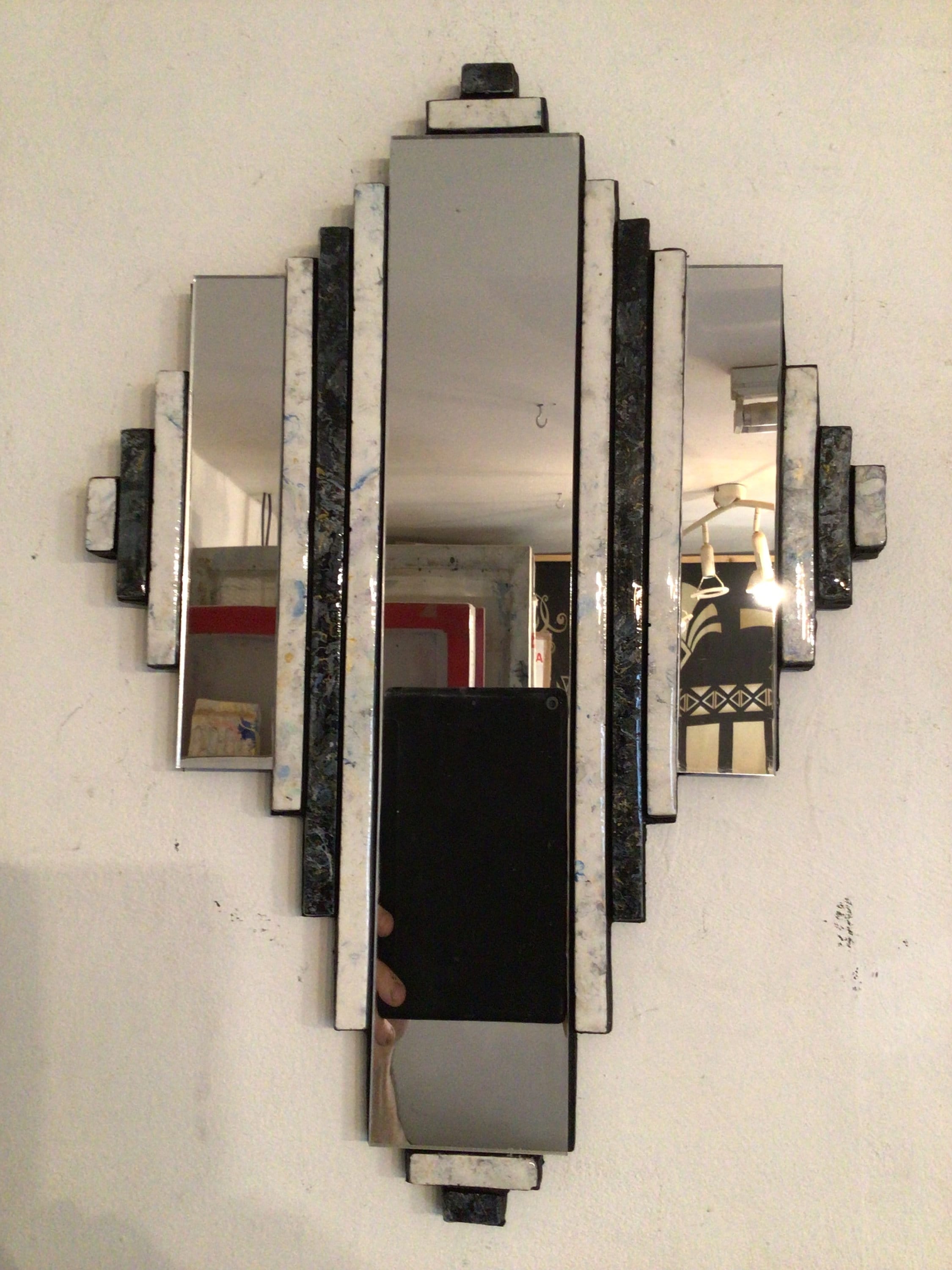 アールデコ調の鏡、クラシックなデザインのホームデコレーション