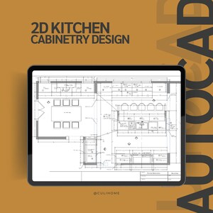 Può includere: Un tablet digitale mostra un progetto di design di mobili da cucina 2D. Il progetto è un progetto dettagliato con misure e annotazioni. Il tablet è su uno sfondo marrone con il testo "2D KITCHEN CABINETRY DESIGN" e l'handle "@CULIHOME".