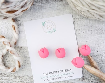 Puede incluir: Pendientes de tulipán de arcilla polimérica rosa sobre una tarjeta blanca con el texto "THE DESERT STREAM" y "CRAFT • DESIGN • CREATIVITY" y la dirección del sitio web "WWW.THEDESERTSTREAM.COM".