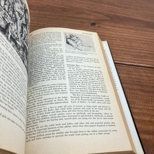 Może przedstawiać: Otwarta książka ze starymi stronami, zawierająca tekst i ilustracje. Tekst jest w czcionce szeryfowej. Jedna ilustracja przedstawia leżącą osobę. Książka leży na drewnianej powierzchni.
