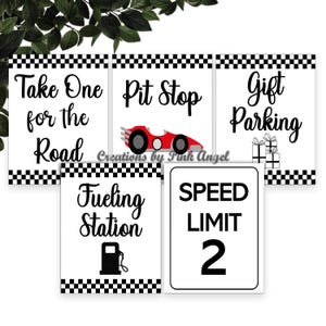 Könnte beinhalten: Eine Sammlung weißer Schilder mit schwarzem Text und schwarz-weiß karierten Rändern. Die Schilder zeigen Sätze wie "Take One for the Road", "Pit Stop" und "Gift Parking". Ein roter Rennwagen ist abgebildet.