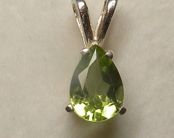 Peridot natural  genuine pear cut untreated  pendant sterling silver 925 jewelry