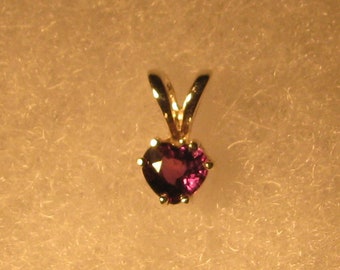 Sapphire pinkish purple heart unheated  VS pendant sterling silver 925 jewelry