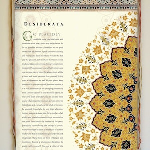 Op de afbeelding: Een witte rol met een decoratieve rand en een citaat uit het gedicht Desiderata. Het citaat is in zwarte tekst op een witte achtergrond gedrukt. De rol hangt aan een houten stok.